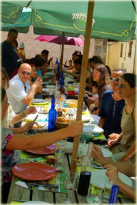 En terrasse au Pous Café à Rimplas - Convivialité et bonne humeur aux portes du Mercantour